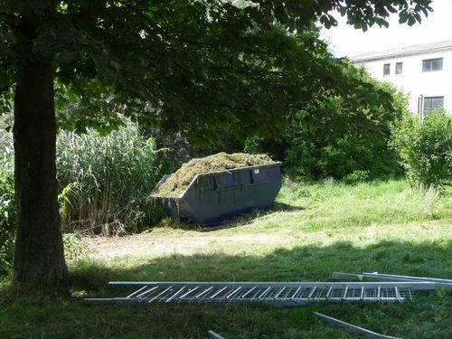 Container für Seegras am Baggersee