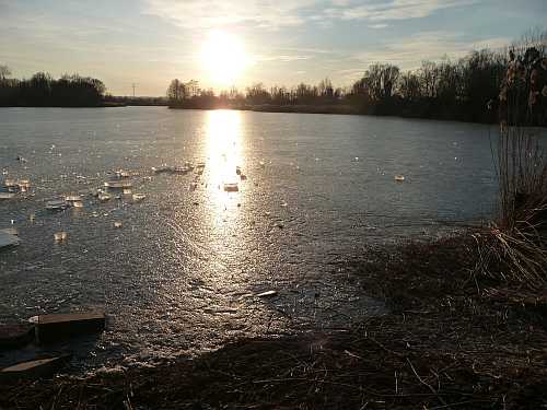 Eis am See im Gegenlicht
