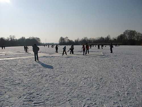 Eishokey auf dem Baggersee Hirschau